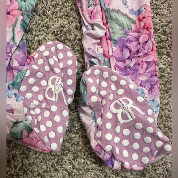 Bums and Roses You Had Me At Hydrangea Ruffle Footie 2T - Picture 4 of 9